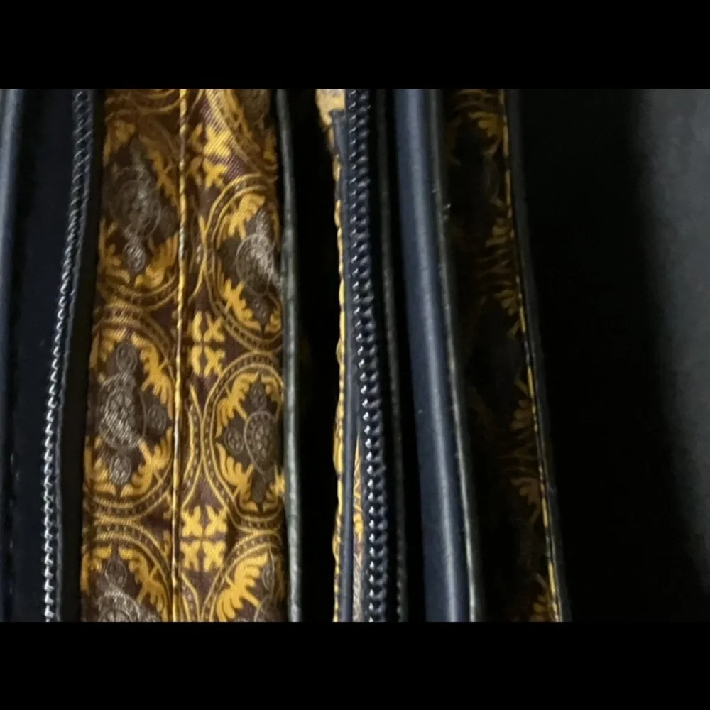 Genuine blue leather designer purse. New and gorgeous - Picture 5 of 5